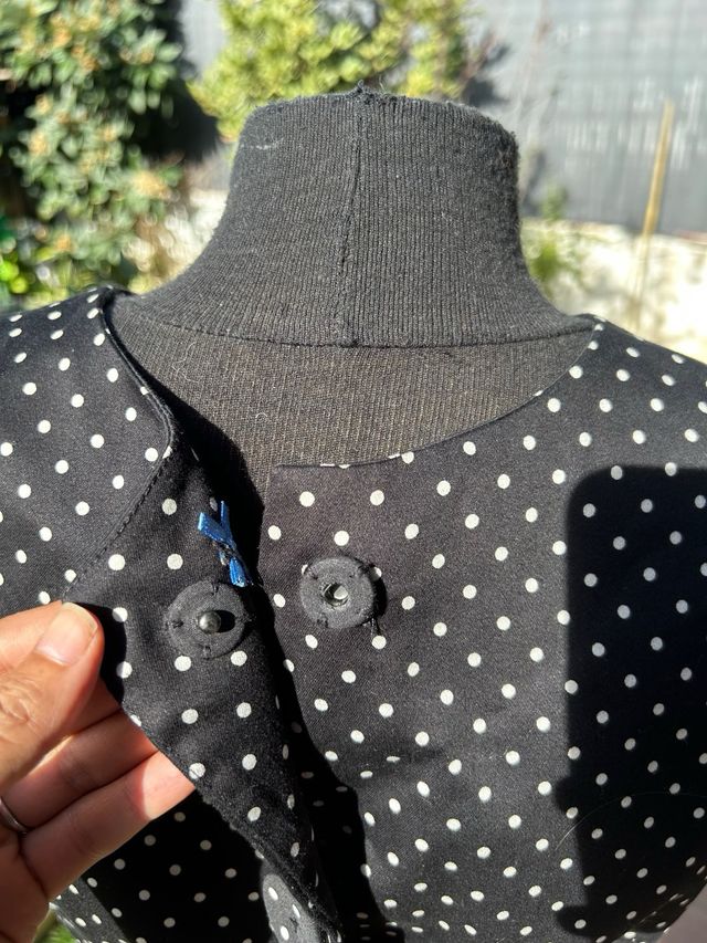 Vestido negro sin mangas lunares