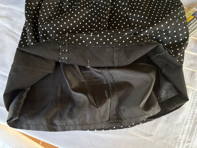 Vestido negro sin mangas lunares