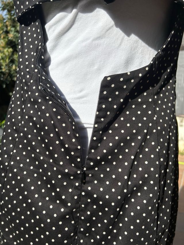 Vestido negro sin mangas lunares