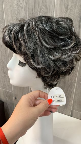 Peluca sintética corta negra y gris