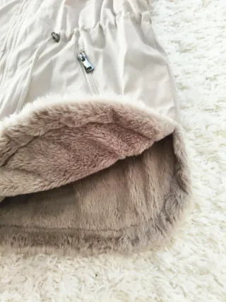 Abrigo beige con capucha y forro polar