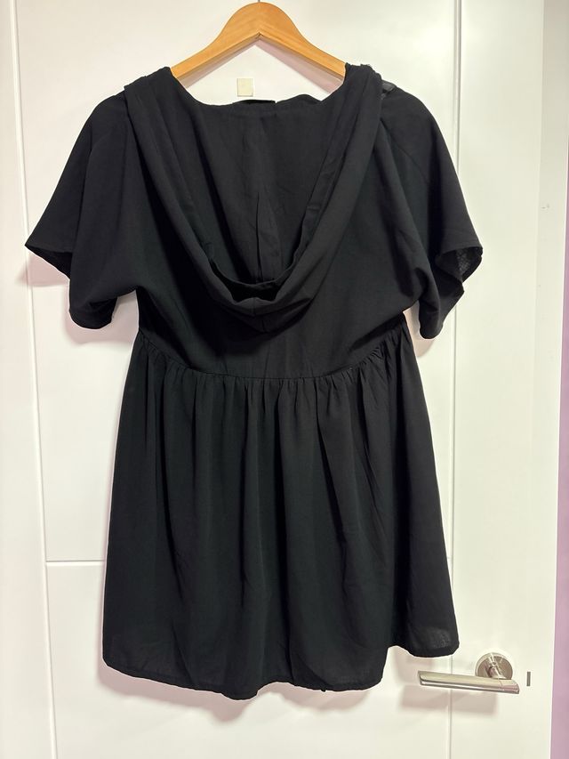 Vestido con capucha negro