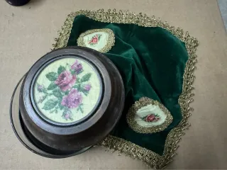 Scatola portagioie vintage con centrino floreale