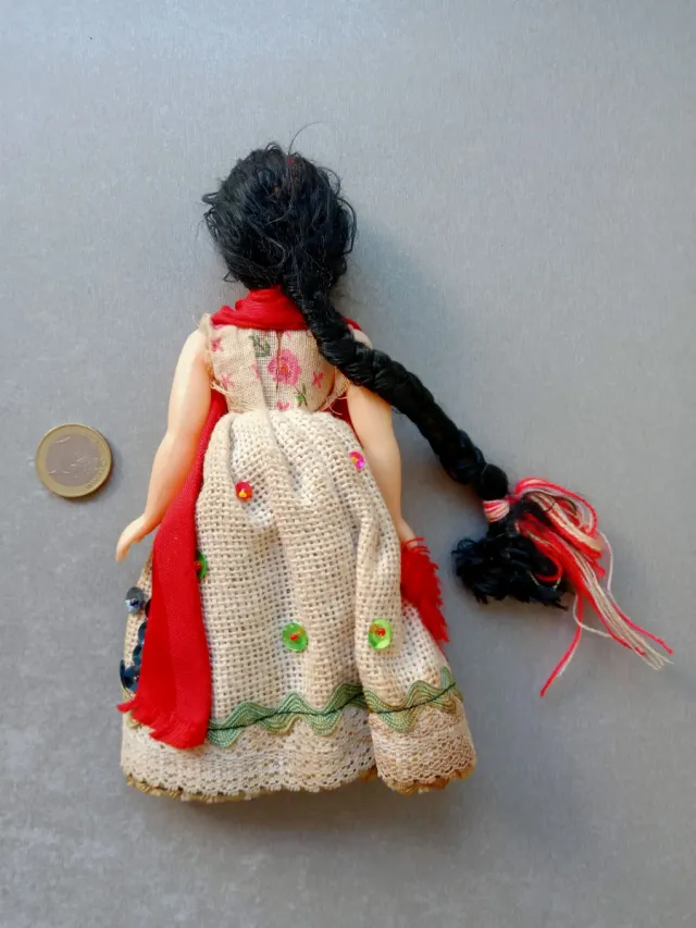 Muñeca antigua con trenza y vestido