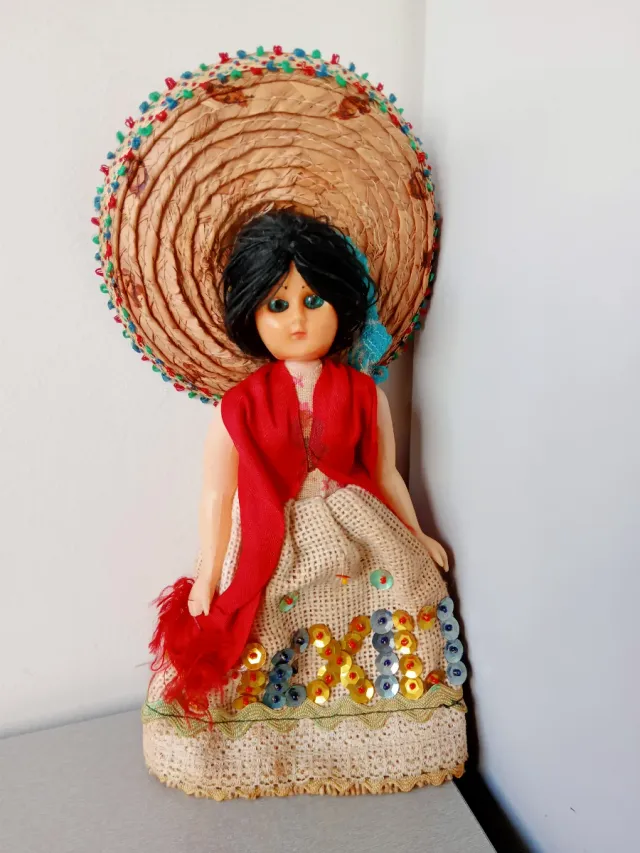 Muñeca antigua con trenza y vestido