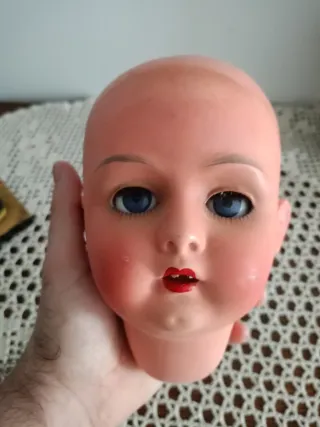 Cabeza de muñeca antigua de cerámica.