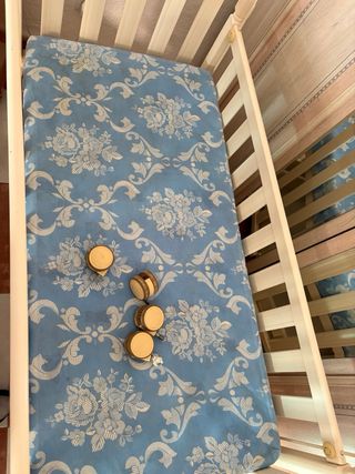 Cuna de madera para niños