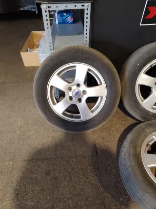 Llantas Volvo 15 con neumáticos