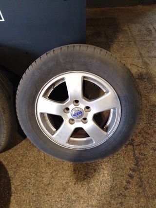 Llantas Volvo 15 con neumáticos