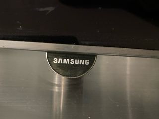 Televisor Negro y Plateado