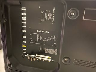 Televisor Negro y Plateado