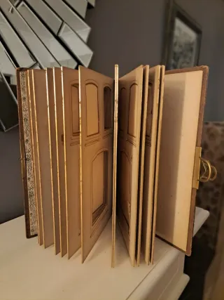 Álbum de fotos "Modernista" en cuero repujado