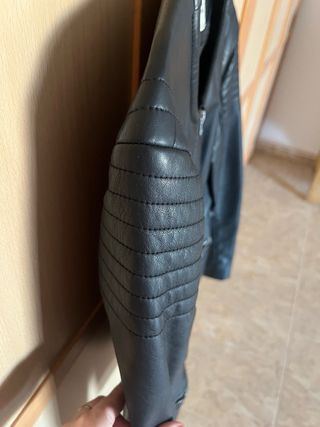 Cazadora polipiel negra