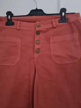 Pantalón coral con botones
