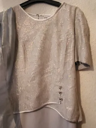 Vestido de fiesta plateado utilizado para madrina