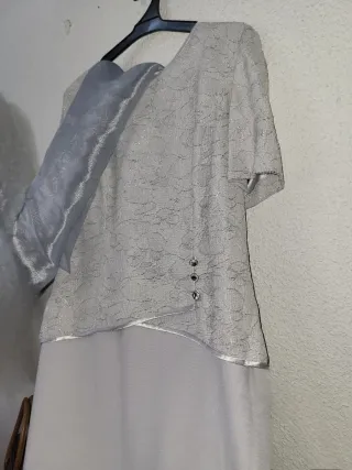 Vestido de fiesta plateado utilizado para madrina