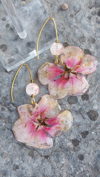 Pendientes que cuelgan con flores naturales