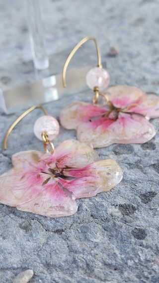 Pendientes que cuelgan con flores naturales