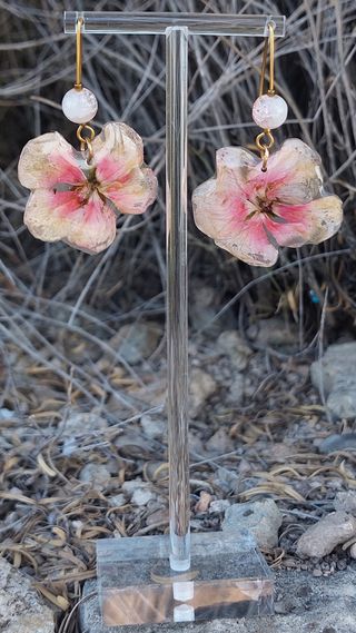 Pendientes que cuelgan con flores naturales