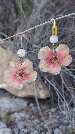 Pendientes que cuelgan con flores naturales