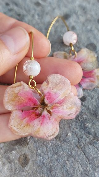 Pendientes que cuelgan con flores naturales