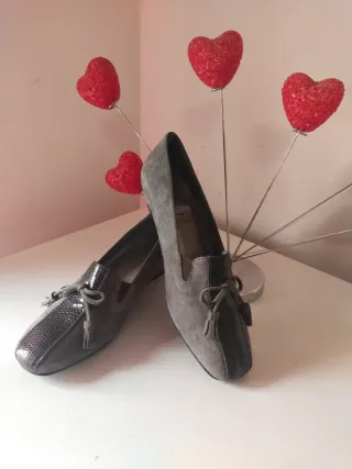 Zapatos grises de ante con detalle serpiente