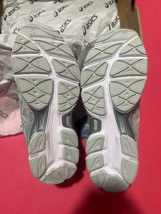 Zapatillas Asics grises talla 41,5