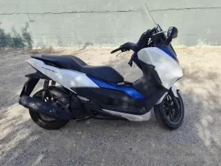 Moto Honda Forza Blanca y Azul