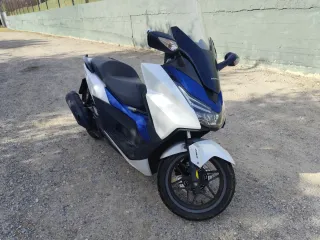 Moto Honda Forza Blanca y Azul
