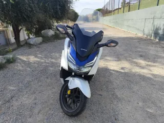 Moto Honda Forza Blanca y Azul