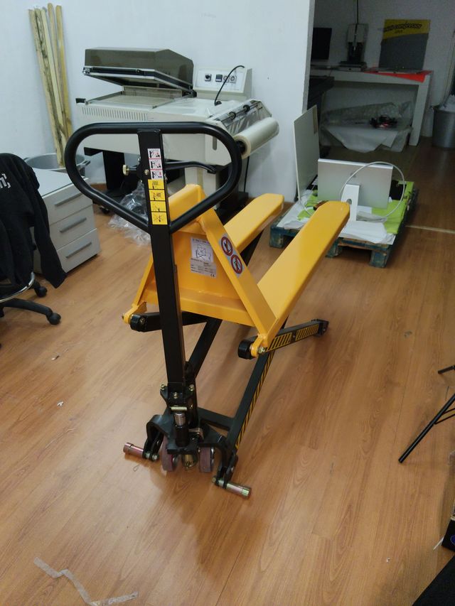 Transpaleta elevadora manual amarilla