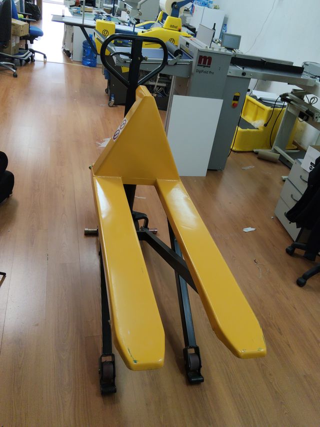 Transpaleta elevadora manual amarilla