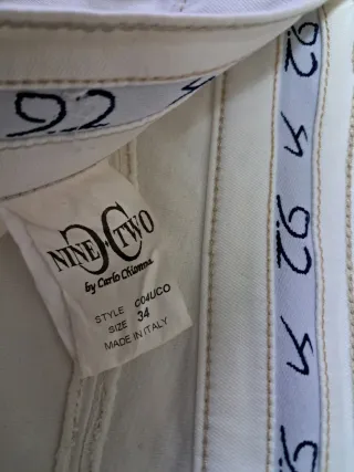 Pantaloni bianchi con cuciture a vista