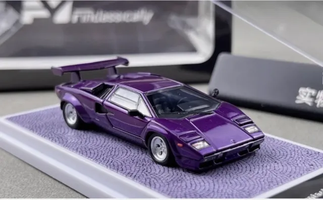 Lamborghini Countach 1/64 Morado