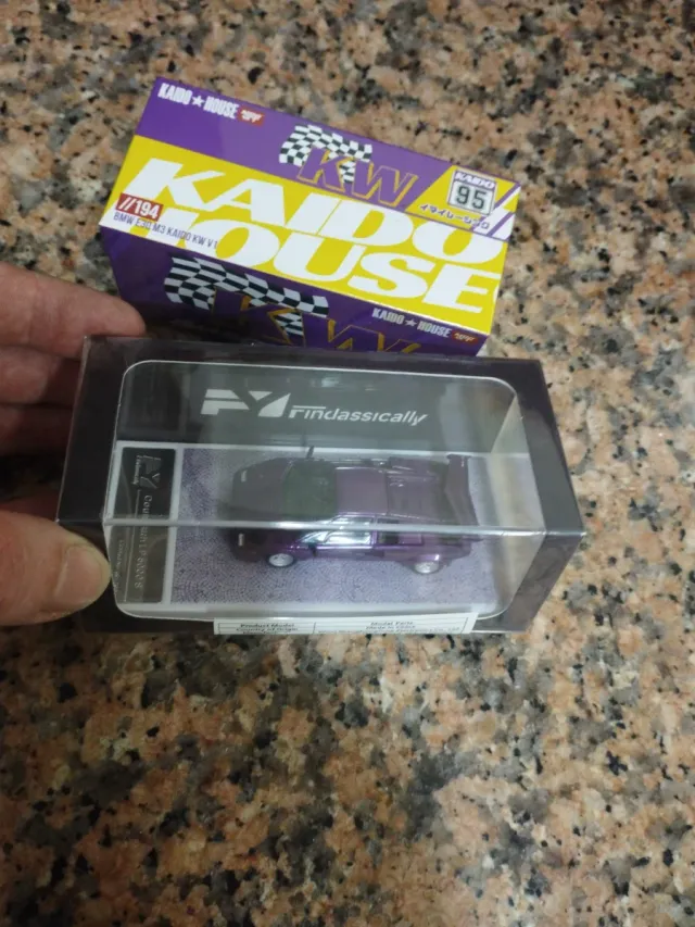 Lamborghini Countach 1/64 Morado