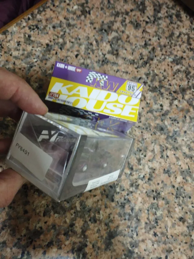 Lamborghini Countach 1/64 Morado