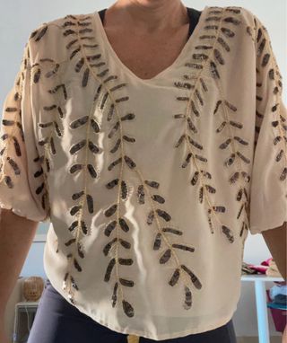 Top festivo beige con lentejuelas
