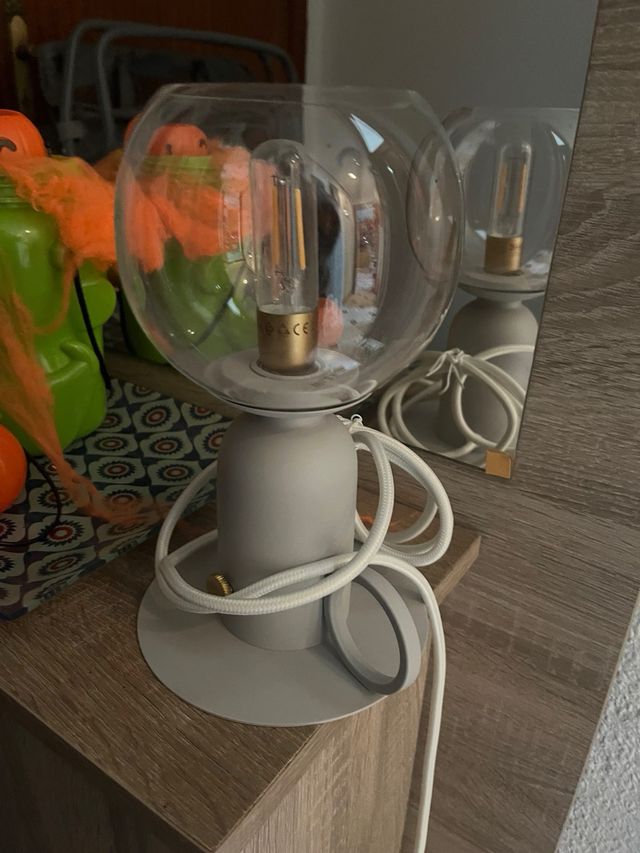 Lámpara de mesa moderna