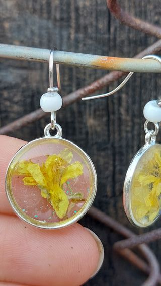 Pendientes largos con flores amarillas naturales