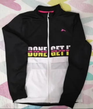 Chaqueta deportiva juvenil negra y blanca