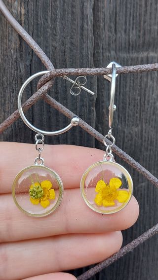 Pendientes con flores amarillas