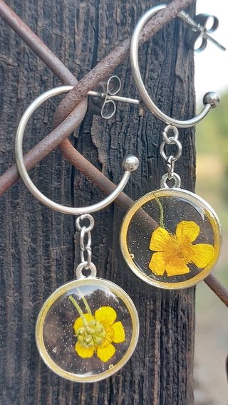 Pendientes con flores amarillas