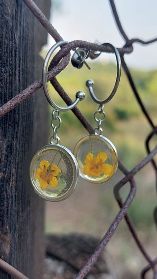 Pendientes con flores amarillas