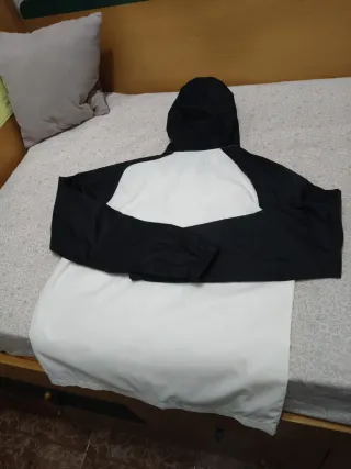 Chaqueta Nike impermeable blanca y negra