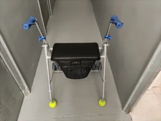 Andador para adultos con asiento y cesta