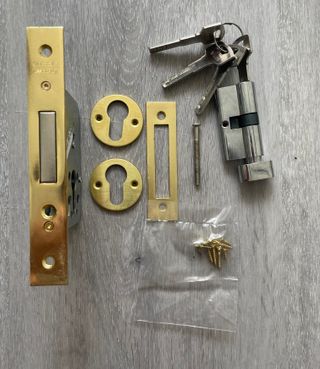 Cerradura de puerta entrada con llaves