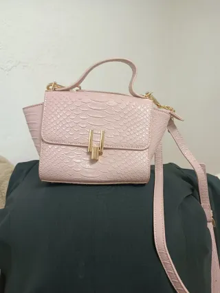Bolso rosa con textura piel de serpiente