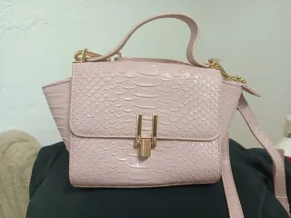 Bolso rosa con textura piel de serpiente