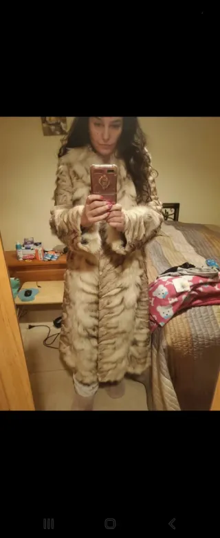 Abrigo de zorro beige y marrón