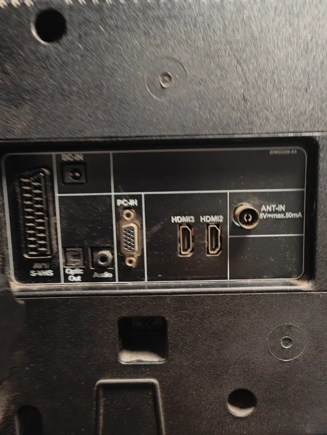 Televisor Grundig HD con soporte de pared